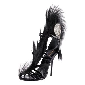 In SEARCH of these in a size 40!!! I’m looking for them not selling